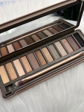 Urban Decay Naked 2 eyeshadow palette NEW / Sealed brush / no box